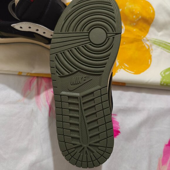 Nike Black And Green Olive Retro Basketball Shoes - Picture 8 of 8